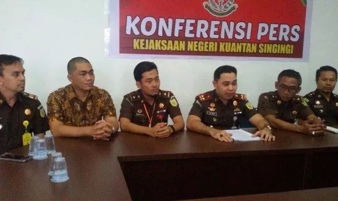 Kepala Kejari Kuansing Hadiman SH, MH (empat dari kiri) memimpin ekspos penetapan tersangka dugaan korupsi Barang dan Jasa di Setda Pemkab Kuansing. 
